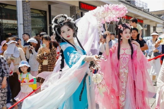 春游江淮 I 新晉頂流，五一假期首日三河古鎮(zhèn)人潮涌動(dòng)